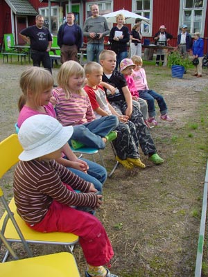The puppet theater of Aapo Repo attracts children.