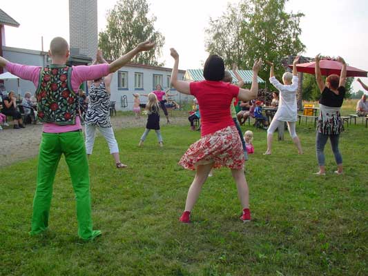 Zumba fitness with Johanna Haatainen during the taidekirppujen y�.