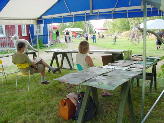 Alexander Nikitin and Tiina Kyyli�nen preparing for the event.