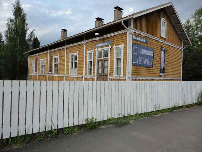 the railway station in Haukivuori with banners